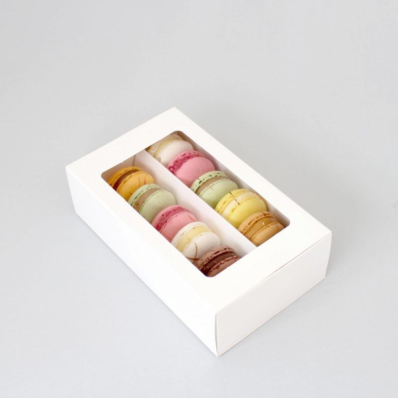 loyal-12-macaron-box-and-window-lid