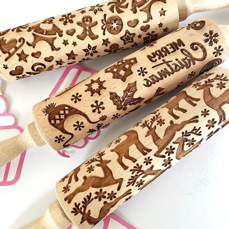 cake-craft-embossed-deers-hollies-wooden-rolling-pin