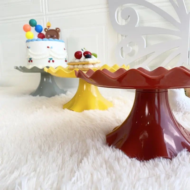 scalloped-plastic-cake-stand-burgandy