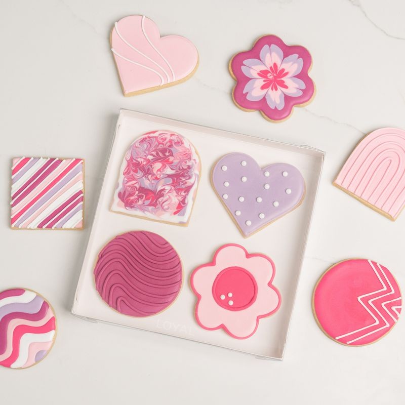 loyal-cookie-box-with-clear-lid-medium-20x20x2-5cm